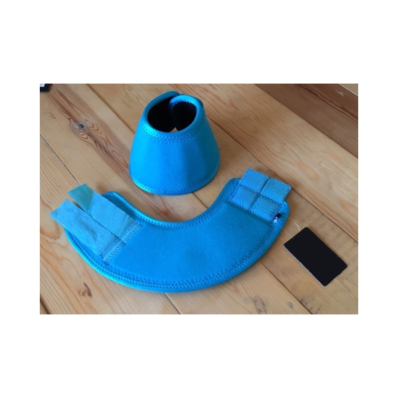 Conjunto de protetores em tecido azul com tiras de fixação sobre superfície de madeira