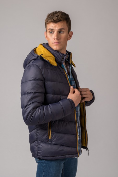 Casaco acolchoado azul escuro com interior amarelo em modelo masculino