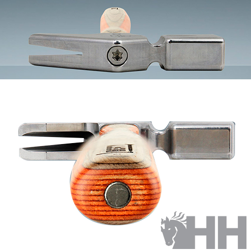 Ferramenta metálica com punho de madeira e logotipo HH