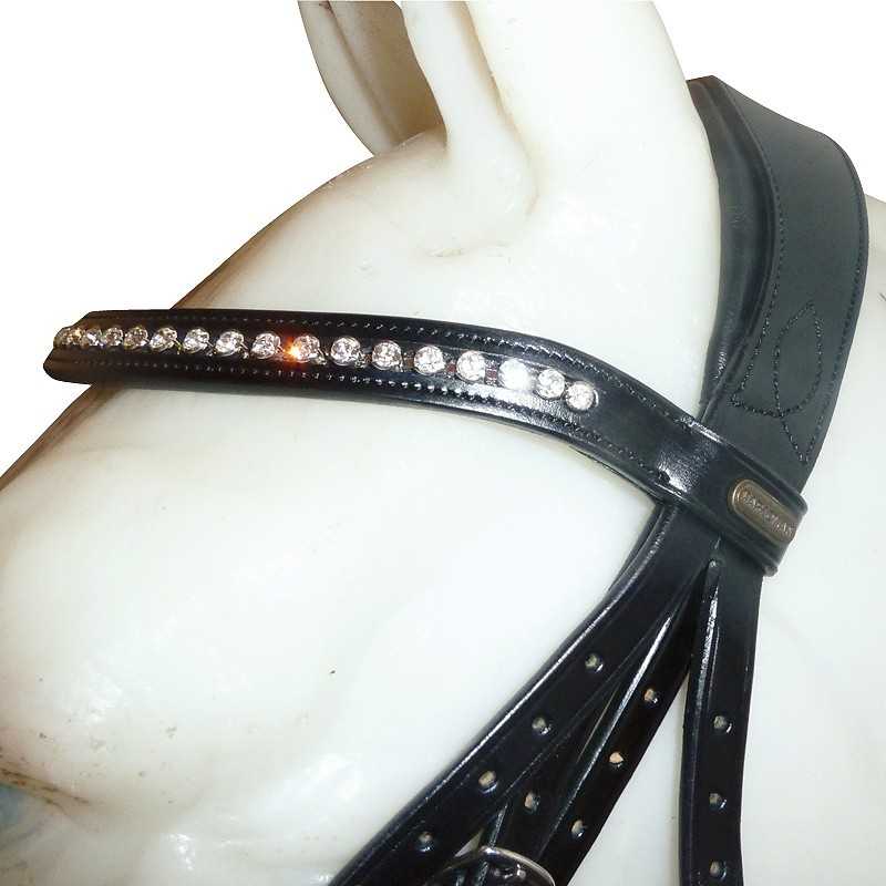 Peça de arreio preta de couro com strass num manequim branco
