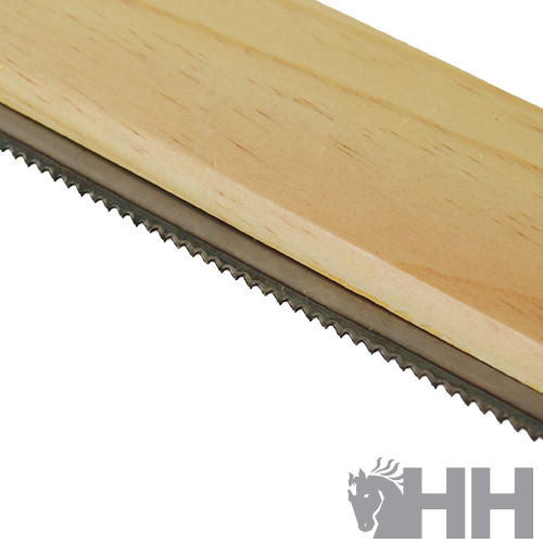 Serra manual com cabo de madeira clara e lâmina serrilhada, logotipo HH com cavalo