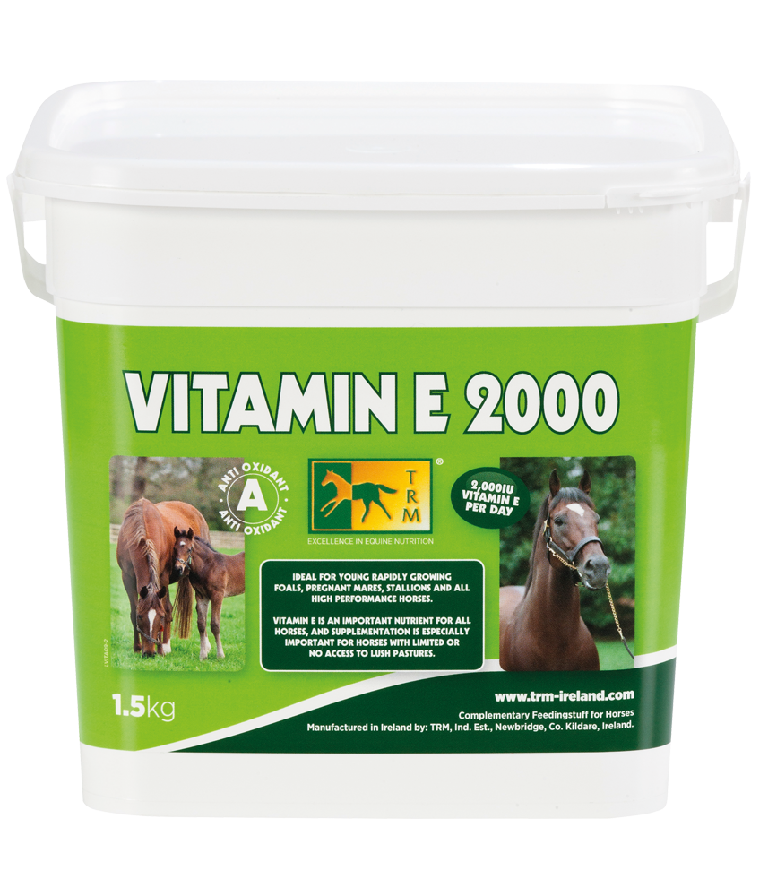 Recipiente plástico branco com suplemento para cavalos Vitamin E 2000 e etiqueta verde com texto e imagens