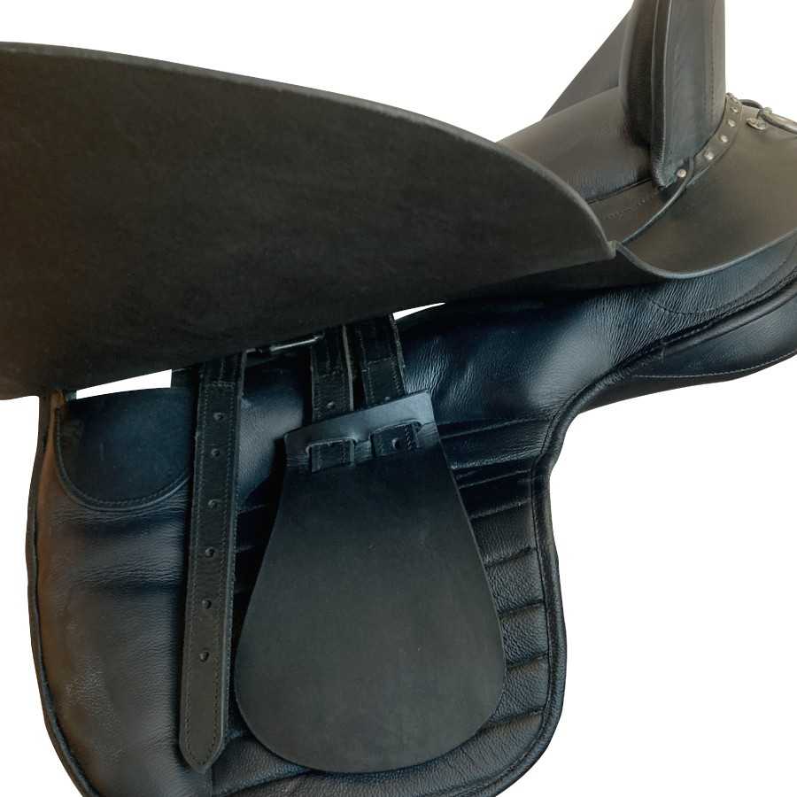 Sela de cavalo preta em pele com alforjes