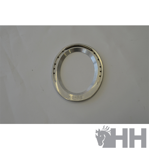 Anel metálico prateado com gravação sobre fundo branco