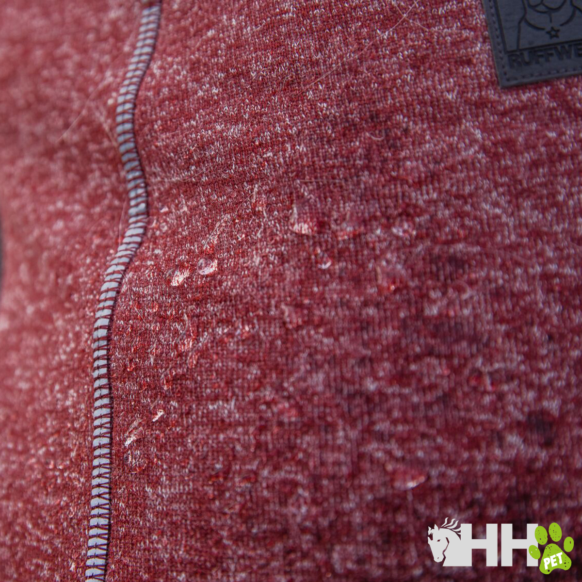 Tecido vermelho mesclado com costura cinza e etiqueta preta com logotipo de cão