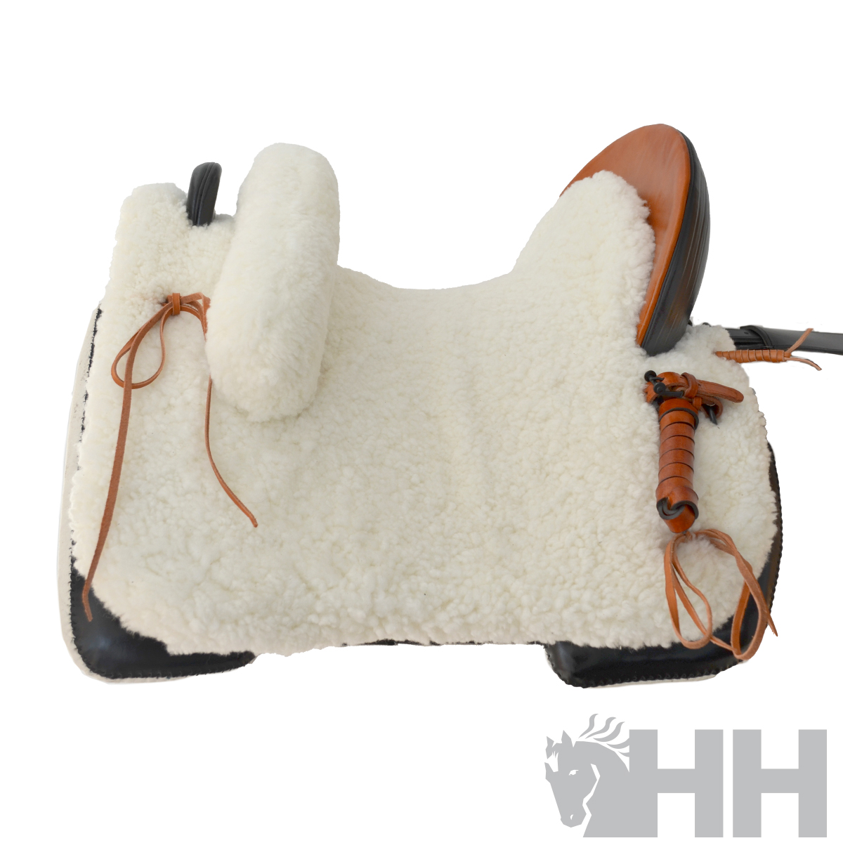 Sela de equitação com lã branca e detalhes em couro castanho e preto