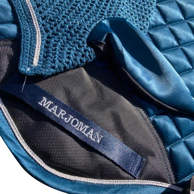 Produtos equestres azuis com etiqueta MARJOMAN