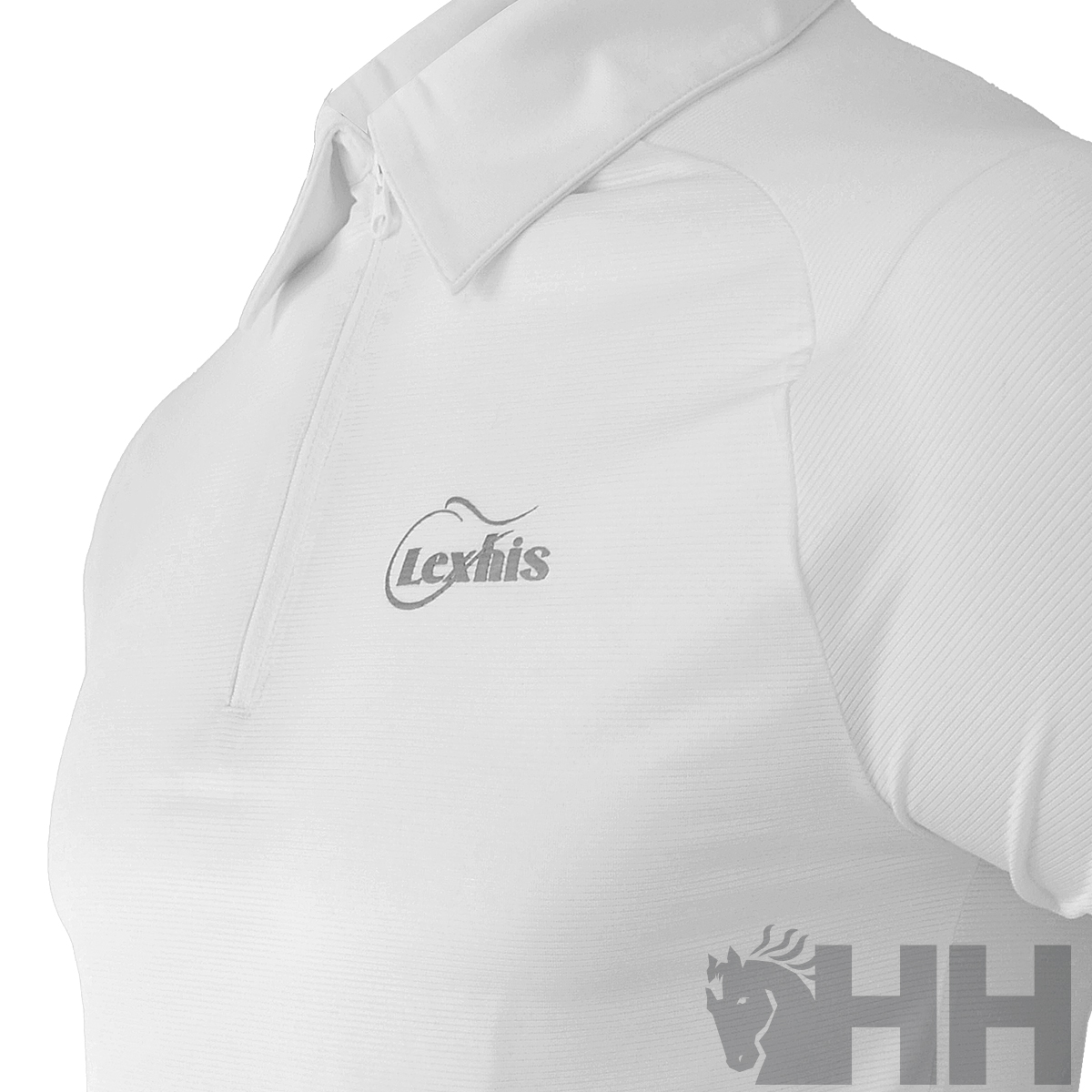 Camisola polo branca com logótipo cinza no peito e detalhe com cavalo e texto HH.