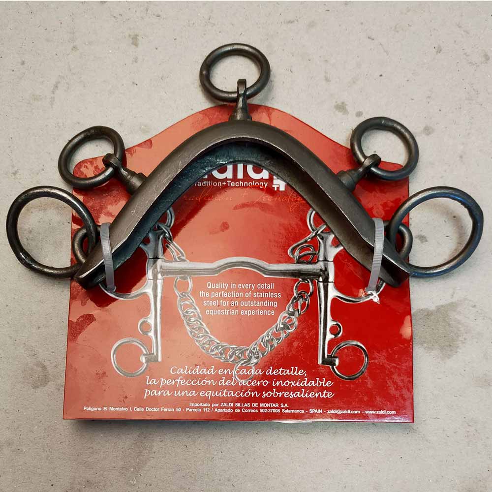 Pezinho de aço inoxidável com argolas em embalagem vermelha sobre fundo cinza.