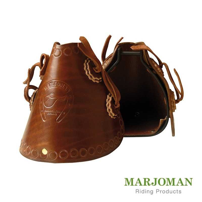 Protetores de couro castanho para cavalos com fechos e logo Marjoman visível