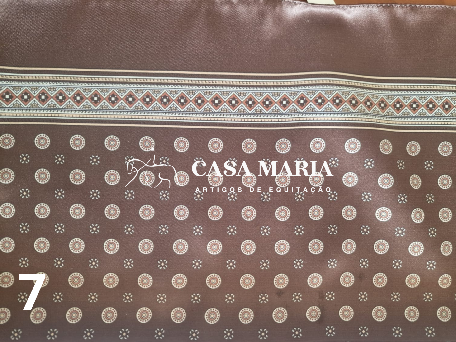 Lenço castanho com padrão circular e texto CASA MARIA ARTIGOS DE EQUITAÇÃO