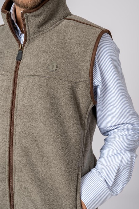 Colete cinzento com detalhes castanhos sobre camisa azul clara às riscas