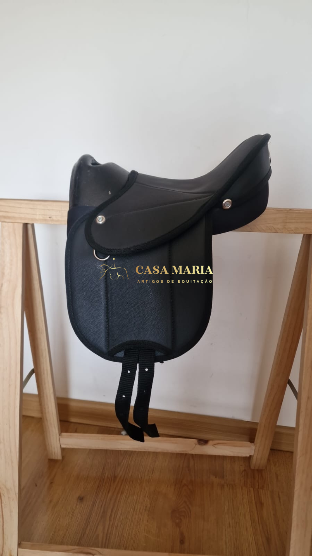 Sela de equitação preta em pele com inscrição CASA MARIA