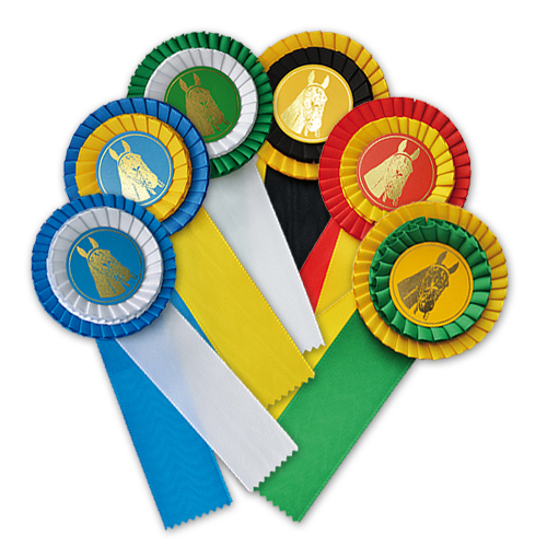 Fitas de prémio coloridas com imagem de cavalo no centro.