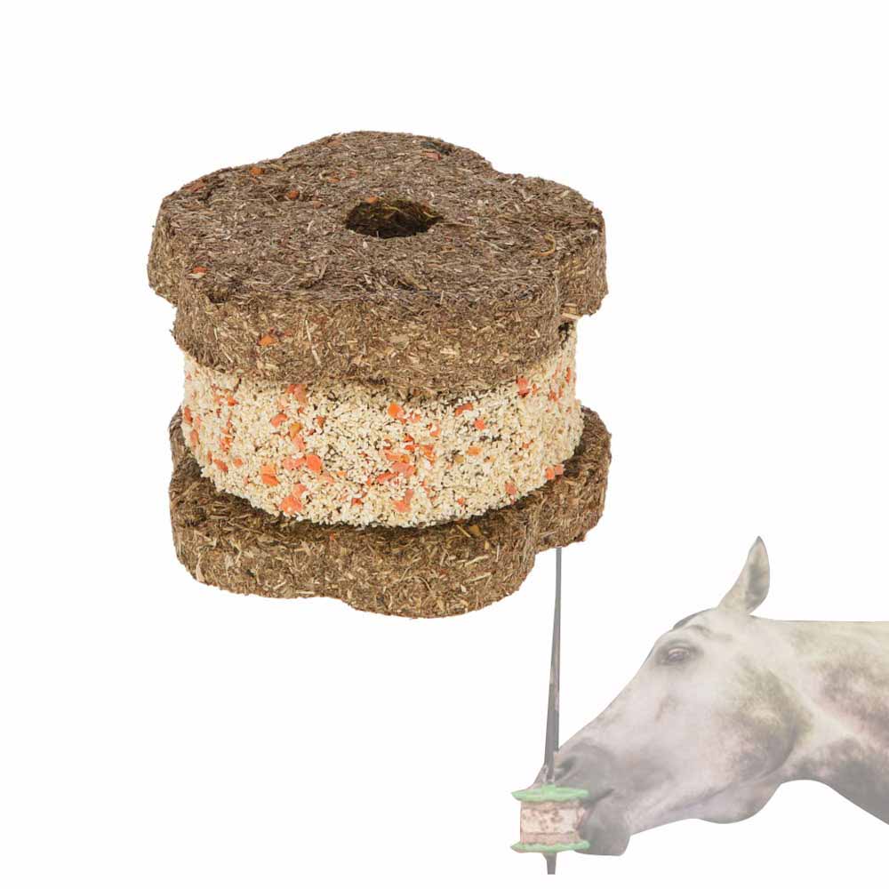 Bloco alimentar em forma de flor para cavalos com cavalo cinzento a cheirá-lo