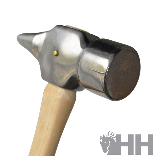 Martelo com cabeça metálica e cabo de madeira