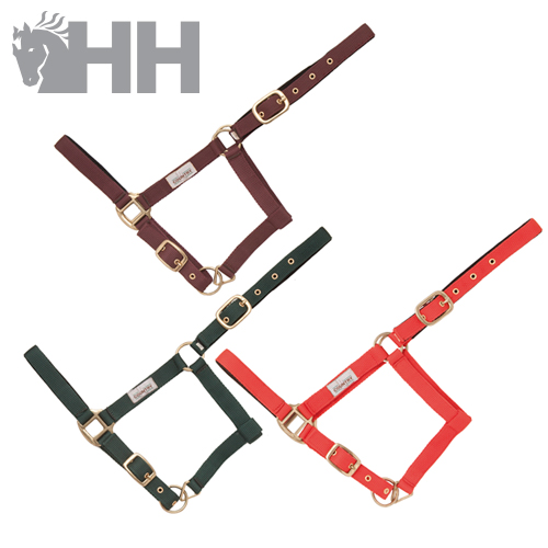 Três cabrestos para animais em castanho, verde e laranja com fivelas metálicas