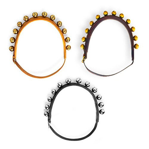 Três coleiras de couro com guizos em cores castanho, preto e castanho escuro sobre fundo branco