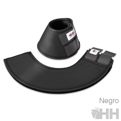 Conjunto de proteções negras para patas de cavalo com tiras de velcro e etiquetas com logotipo