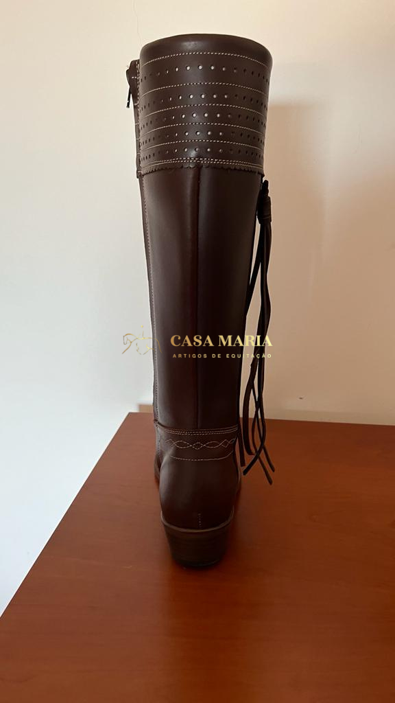 Bota castanha alta de couro com franjas e decoração na parte superior