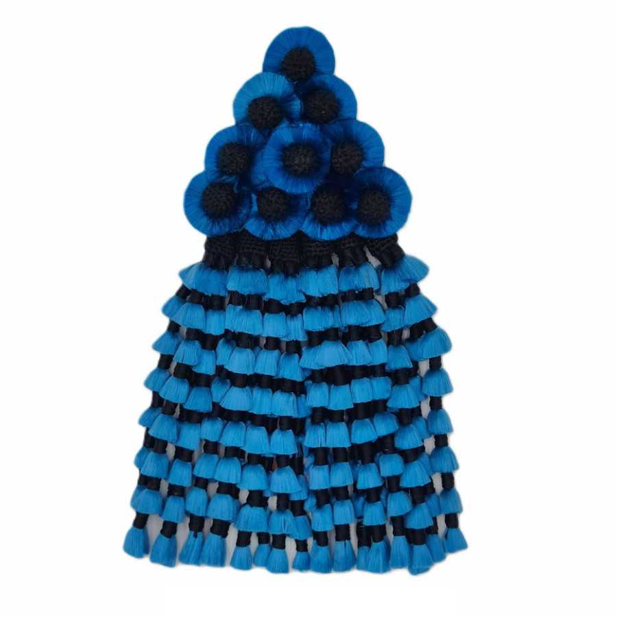 Brinco grande azul turquesa e preto com pompons em padrão triangular