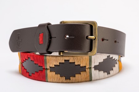 Cinto de couro castanho com bordado geométrico colorido