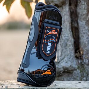 Protector para cavalo preto com detalhes cinza e texto VIS EQUICK ao ar livre