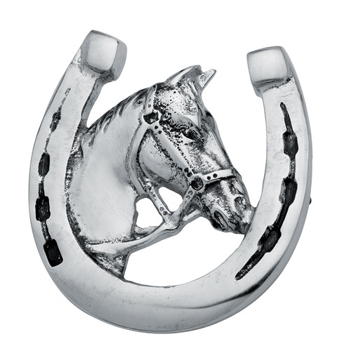 Broche metálico prateado em forma de ferradura com cabeça de cavalo