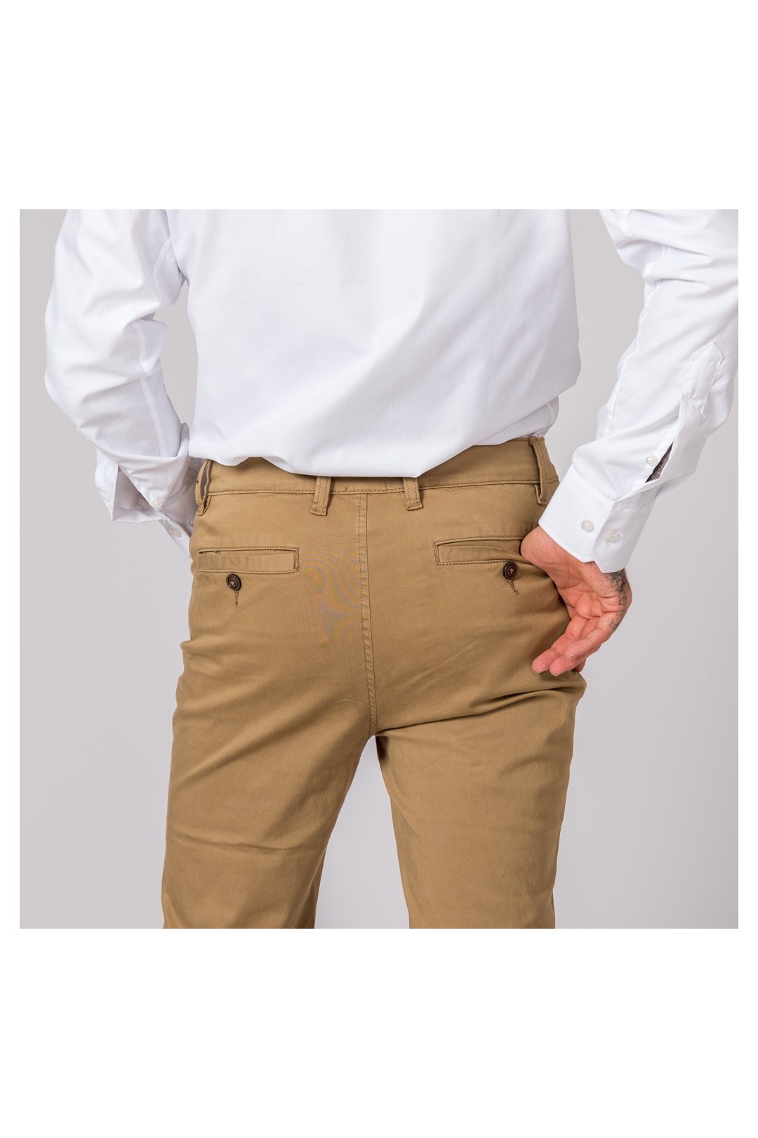 Pantalonas bege com bolsos traseiros e camisa branca
