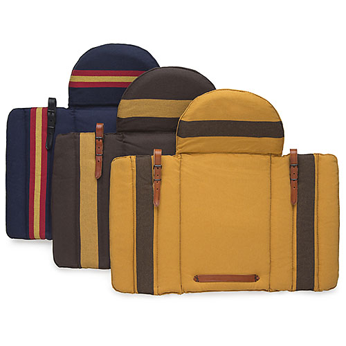 Três bolsas dobráveis com padrões de riscas e alças de couro