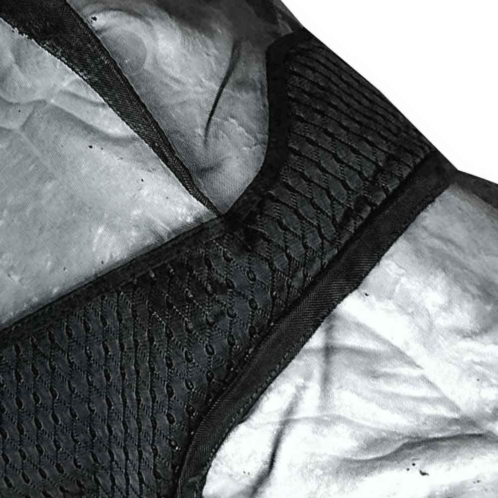 Produto têxtil cinza metálico com detalhes em malha preta trançada