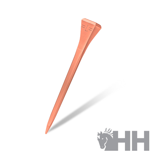 Prego de metal cobre com cabeça quadrada sobre fundo branco