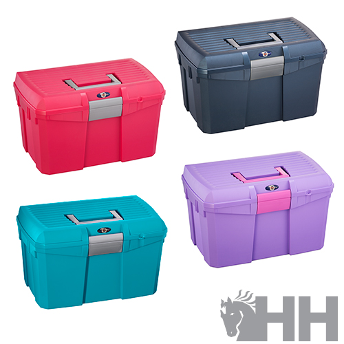Caixas de armazenamento em plástico coloridas com tampas e fechos prateados.