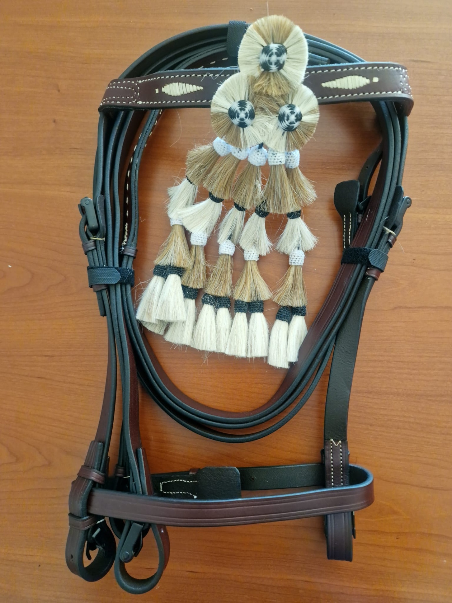 Cabeçada de cavalo em pele com fios trançados decorativos