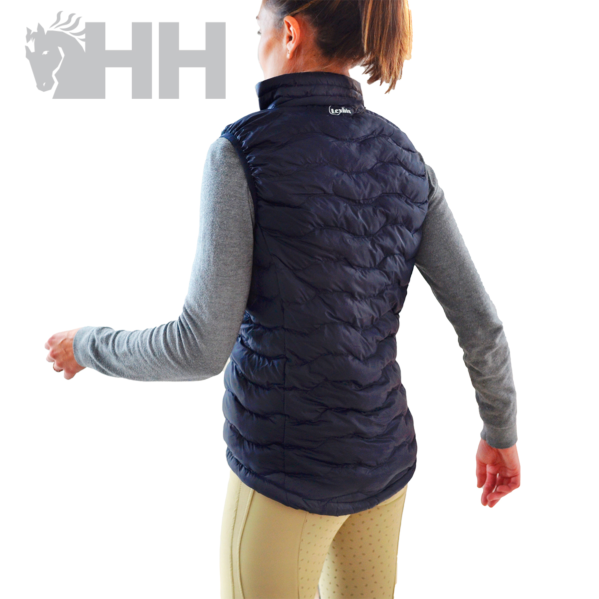 Colete acolchoado azul escuro, camisola cinza e calças bege, logo HH cinza ao fundo