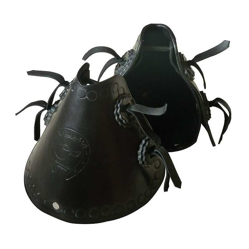 Estribos de equitação em couro preto com detalhes em relevo e fivelas.