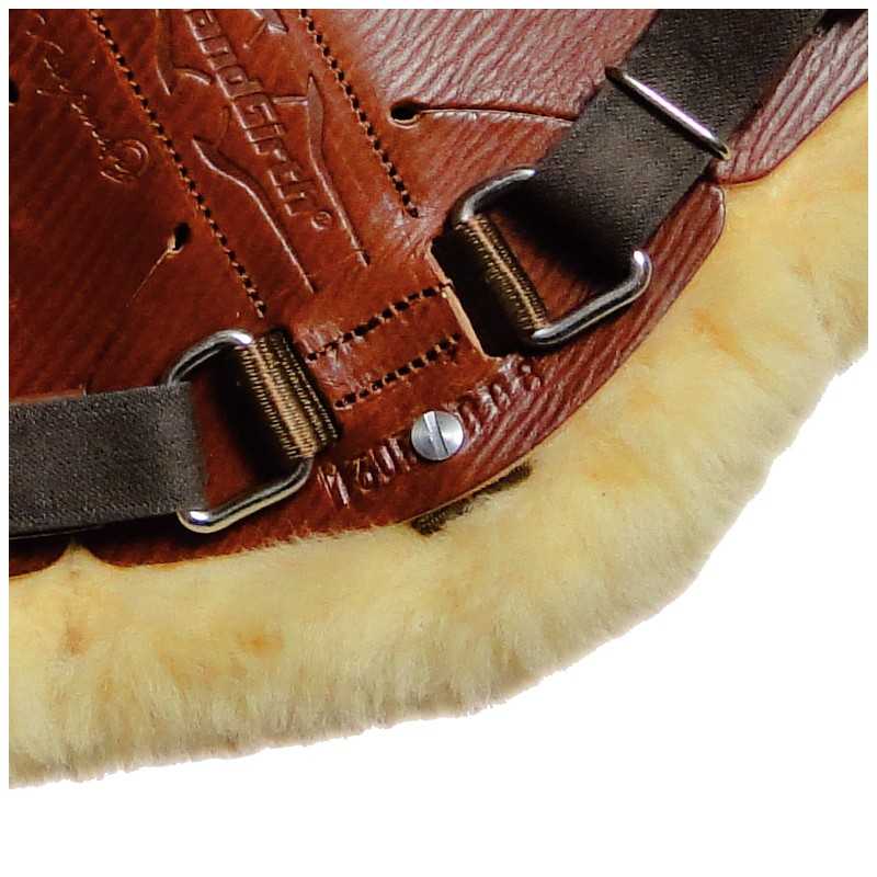 Detalhe de capacete em pele castanha com tiras e forro felpudo creme