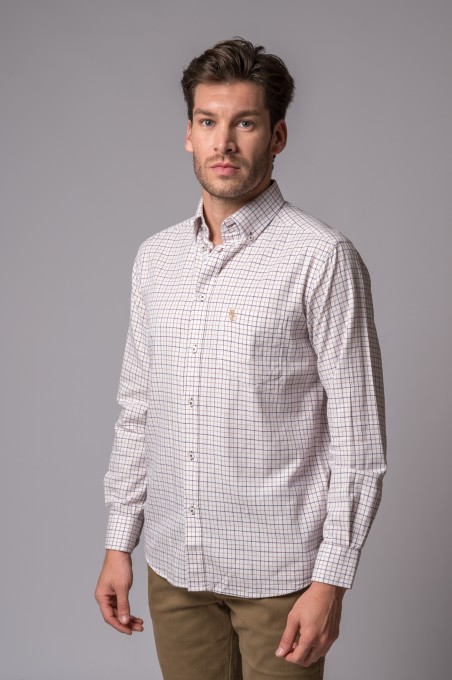 Camisa xadrez fina branca, bege e castanha usada por homem