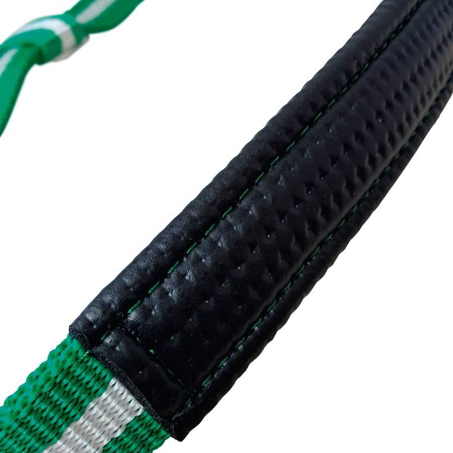Alça detalhada com tecido verde e branco e reforço preto texturizado