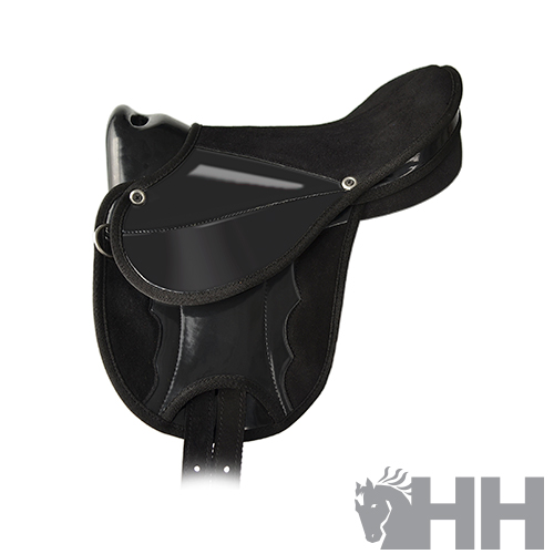 Sela de cavalo preta com detalhes em relevo e logo HH