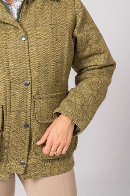 Casaco verde musgo com padrão espinha de peixe e botões prateados