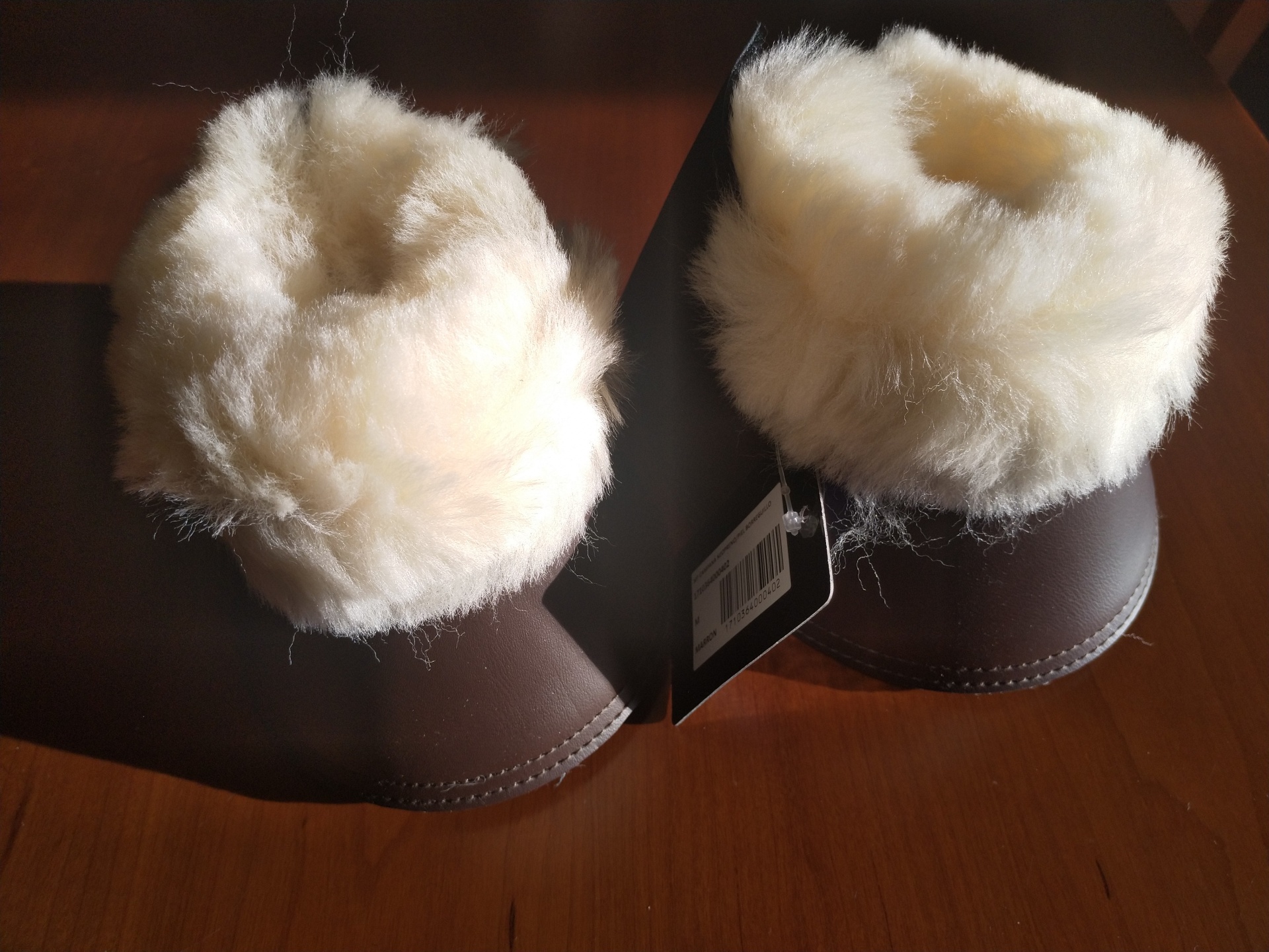 Botins de bebé castanhos com pelo branco e etiqueta