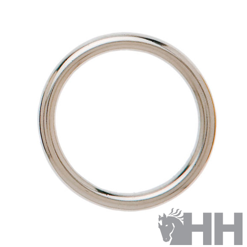 Anel metálico prateado liso e brilhante