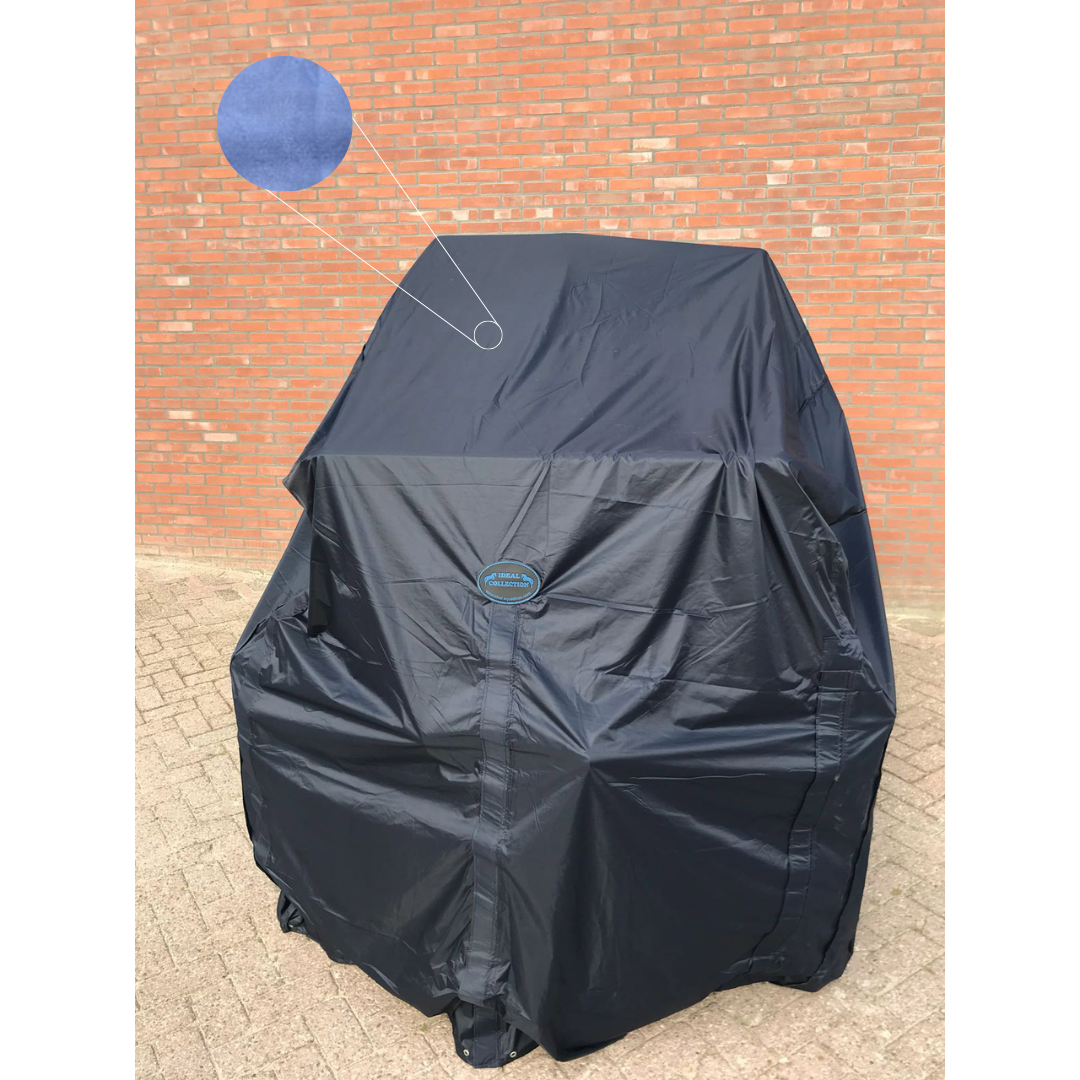 Capa preta para churrasqueira com logo 'THE CHARCOAL GRILL CO.' em fundo de tijolos