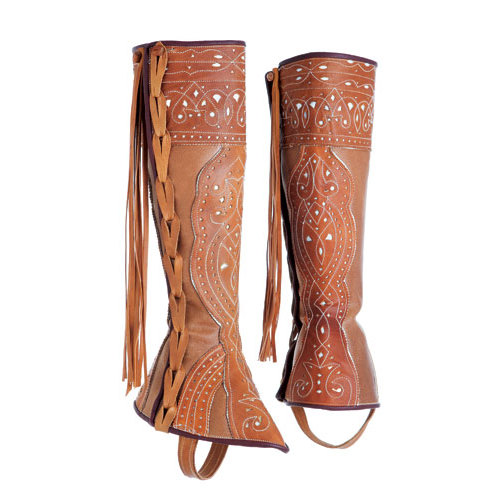 Polainas castanhas decoradas com franjas e padrões brancos