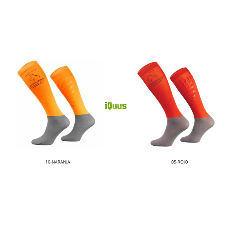 Dois pares de meias compridas, laranja e vermelho, com sola cinza e texto de marca.