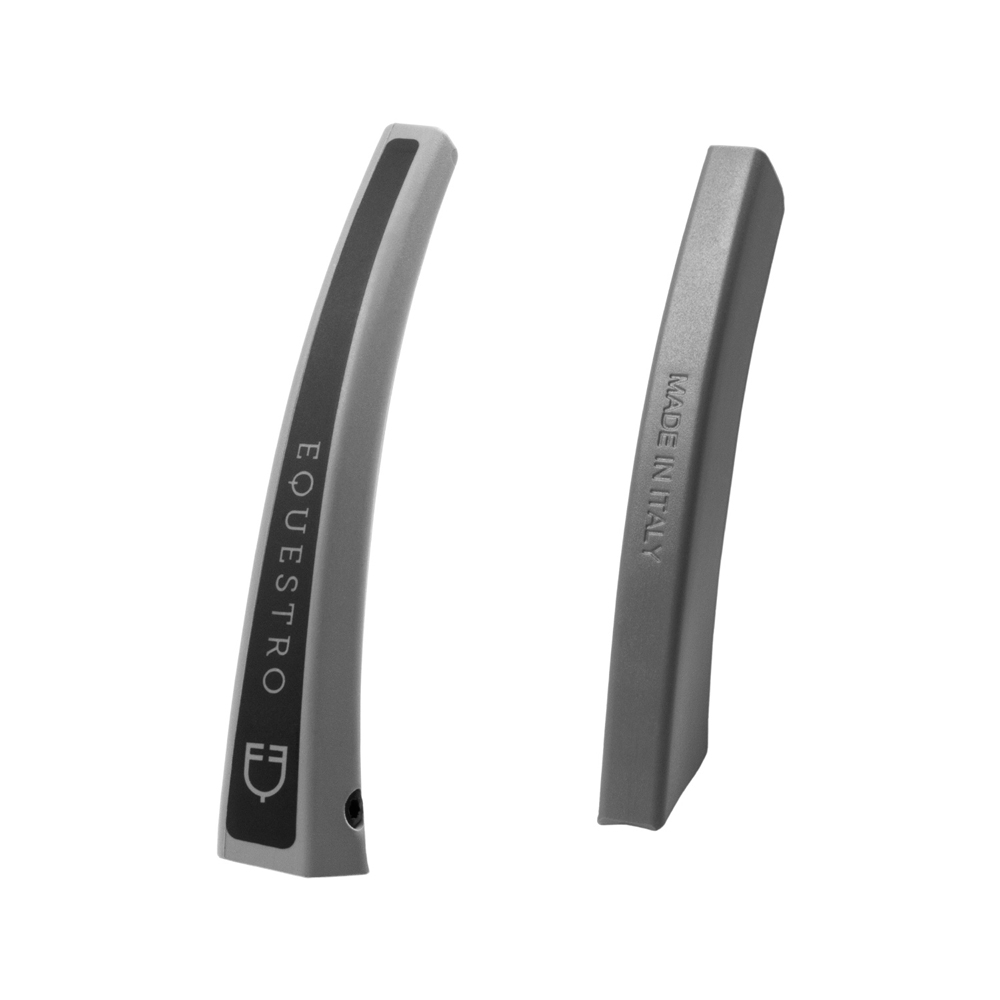 Peças cinzentas curvas com textos EQUESTRO e MADE IN ITALY