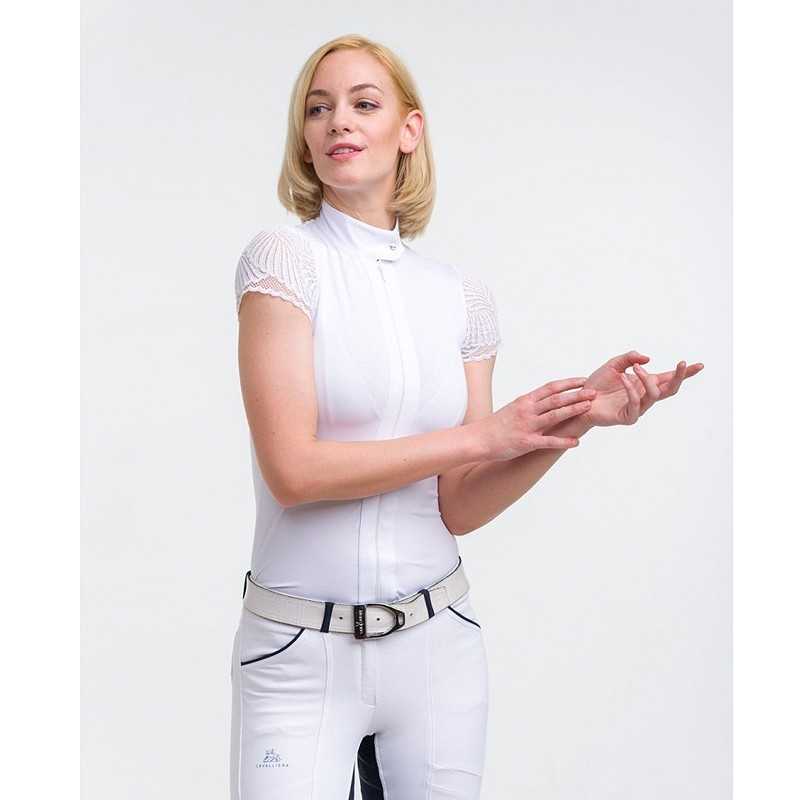 Blusa e calças de equitação brancas com detalhes pretos vestidas por modelo feminina