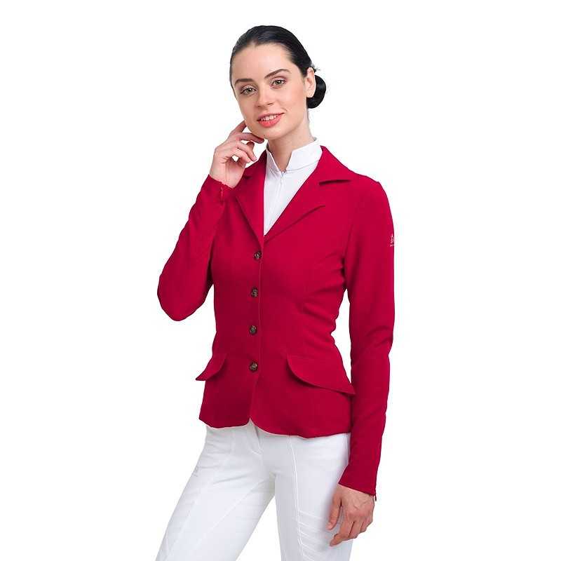 Casaco desportivo feminino vermelho com botões pretos e bolsos com aba, usado por modelo