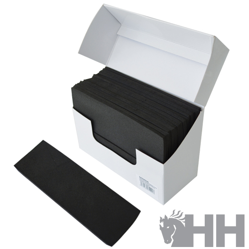 Palhetas retangulares pretas empilhadas dentro de caixa branca aberta